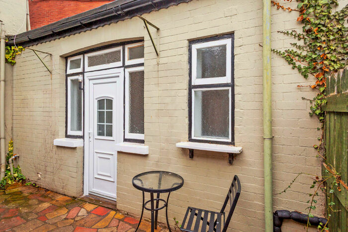 1 Bedroom Detached House To Rent In Balby Road, Doncaster, DN4