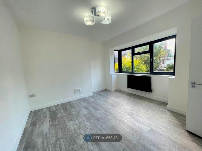 6 Bedroom Semi-Detached House To Rent In Wroxall Road, Dagenham, RM9