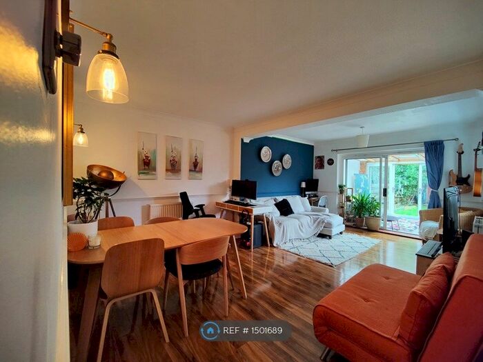 1 Bedroom Maisonette To Rent In Five Acres, London Colney, St. Albans, AL2