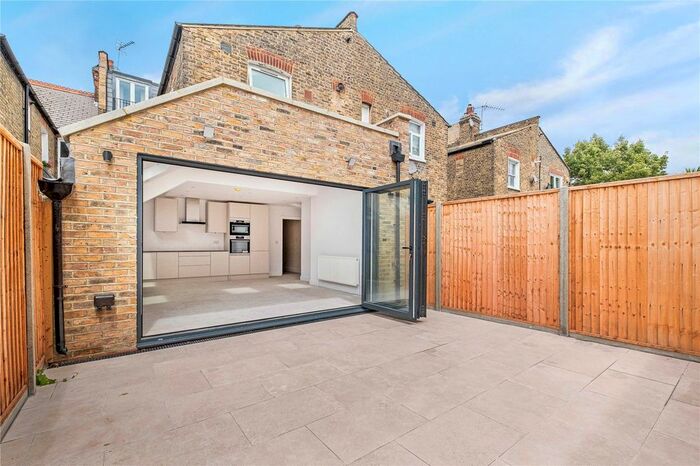 3 Bedroom Flat To Rent In Langthorne Street, Alphabet Streets, SW6