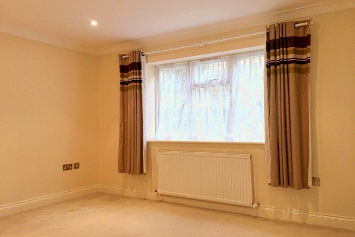 1 Bedroom Flat To Rent In Commonwealth Road, Caterham, Surrey., CR3