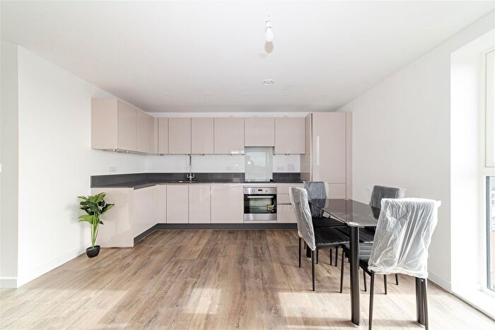 2 Bedroom Flat To Rent In East Acton Lane, London, W3