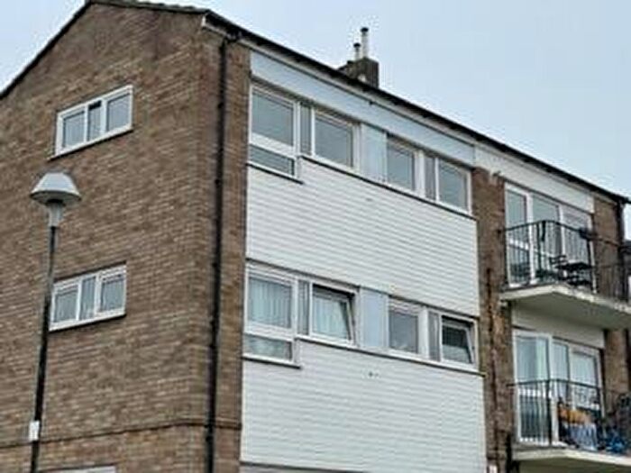 1 Bedroom Flat To Rent In Beechwood Drive, Woodford Green, Essex, IG8