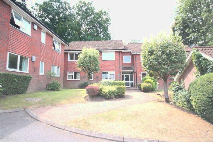 2 Bedroom Flat To Rent In Kings Court, The Avenue, Tadworth, Surrey, KT20
