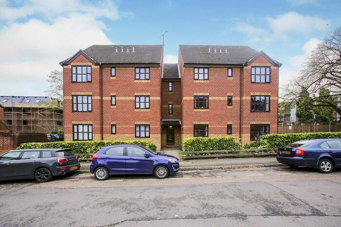 1 Bedroom Flat To Rent In Cedar Gardens, Sutton, Surrey, SM2