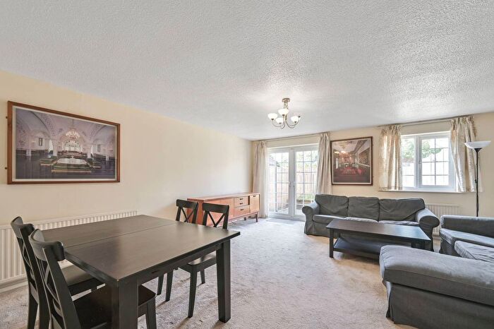 3 Bedroom Property To Rent In Firs Avenue, Friern Barnet, London, N11