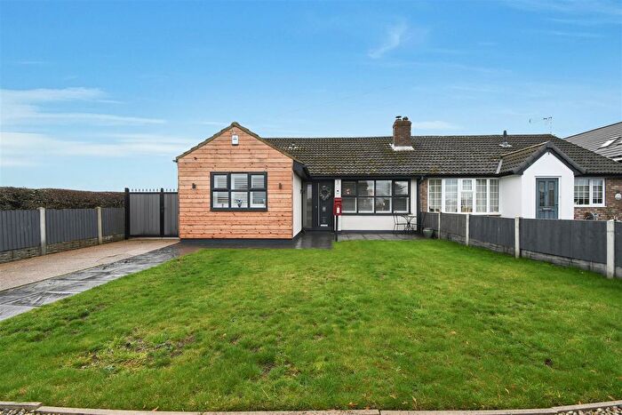 3 Bedroom Semi-detached Bungalow For Sale In Egton Avenue, Messingham, Scunthorpe, DN17