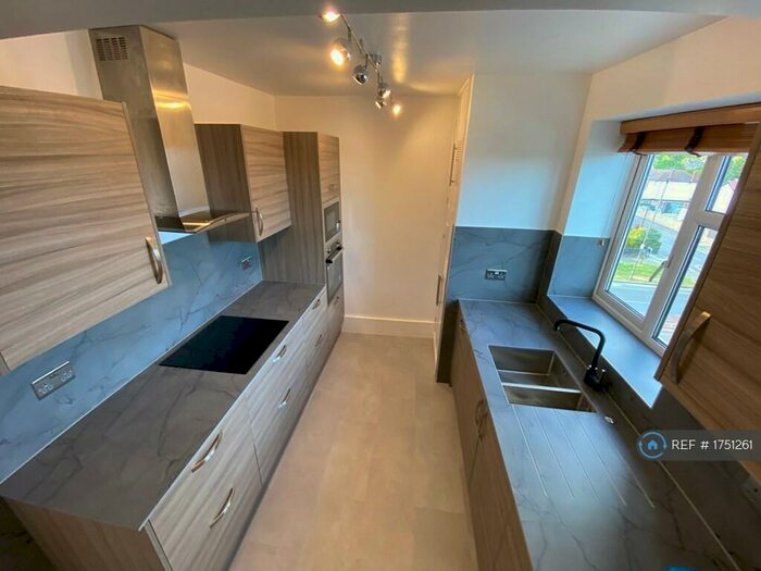 3 Bedroom Flat To Rent In Bexley Road, London, SE9
