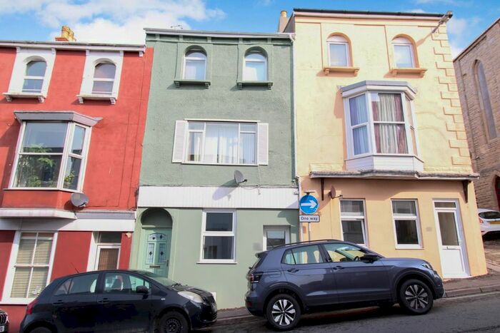 1 Bedroom Flat To Rent In Fortuneswell, Portland, Dorset, DT5