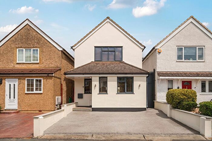 3 Bedroom Detached House For Sale In Bourneside Road, Addlestone, KT15