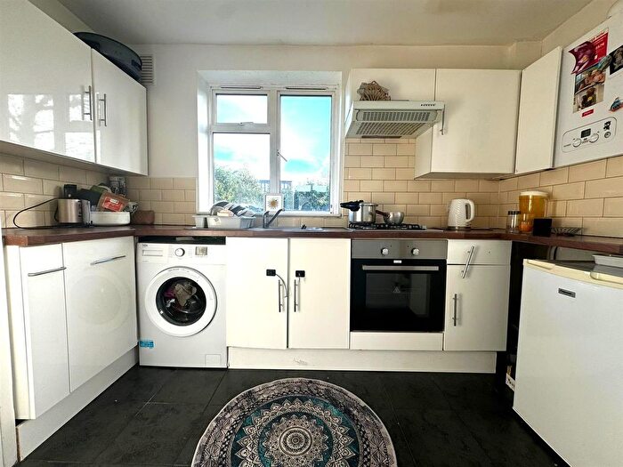 2 Bedroom Flat To Rent In Bells Hill, Barnet, EN5
