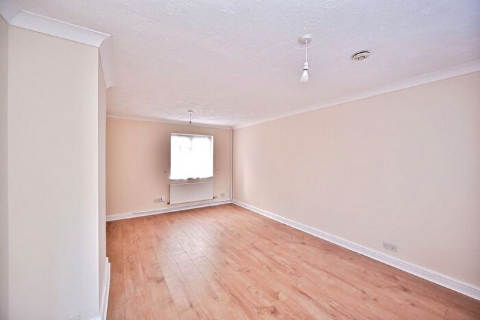3 Bedroom End Of Terrace House For Sale In Highland Road, Maidstone, Kent, ME15 - Photo 6