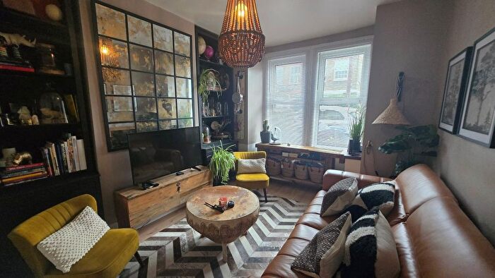 1 Bedroom Flat To Rent In Green Lane, London, W7