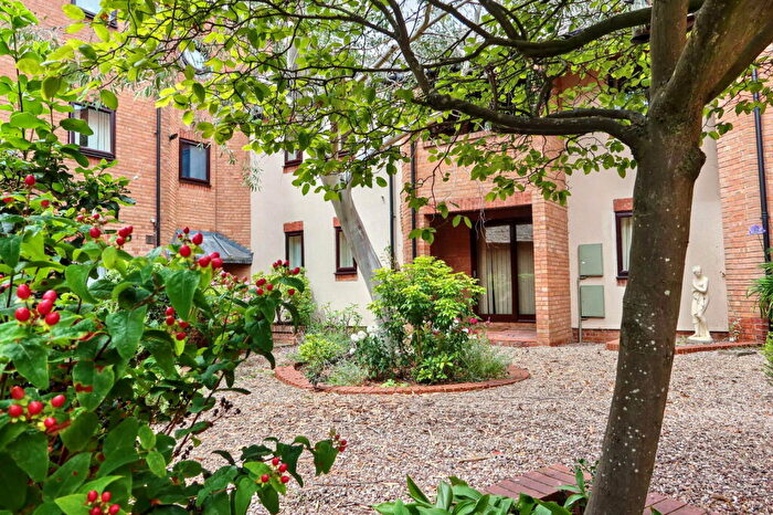 2 Bedroom Flat For Sale In Upton Court, Banbury, OX16