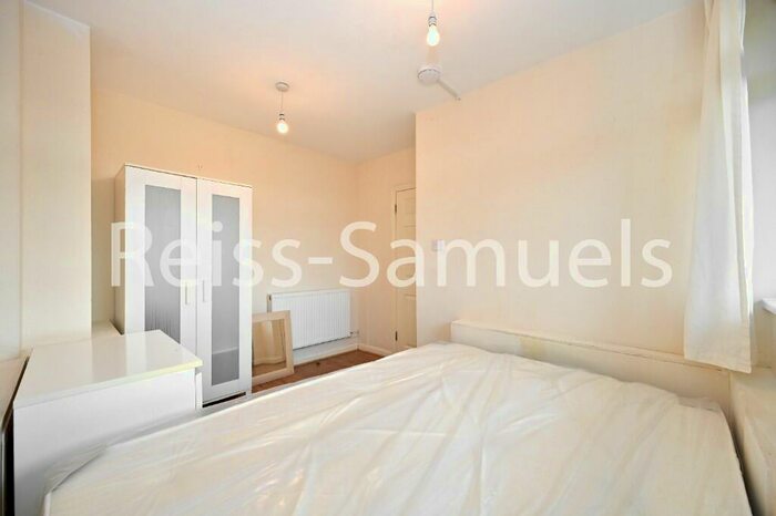 4 Bedroom Maisonette To Rent In Forsyth Gardens, London, Kennington, Southwark, SE17