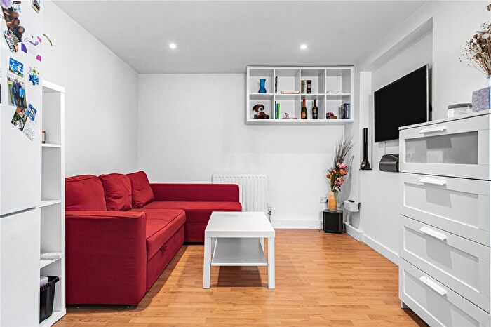 2 Bedroom Flat For Sale In Ingle Close, Headington, OX3