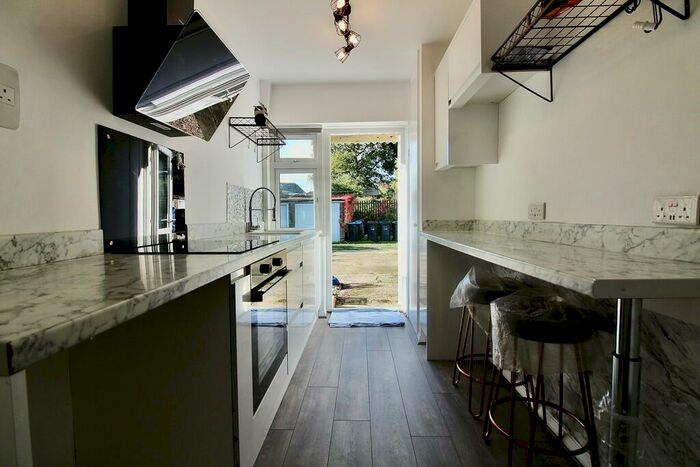 1 Bedroom Flat To Rent In Hoppers Road, Winchmore Hill, N21