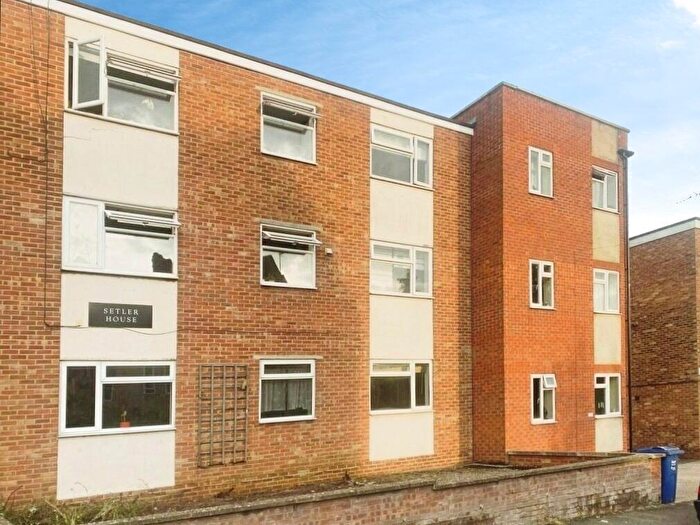 1 Bedroom Flat To Rent In South Street, Banbury, Oxfordshire, OX16