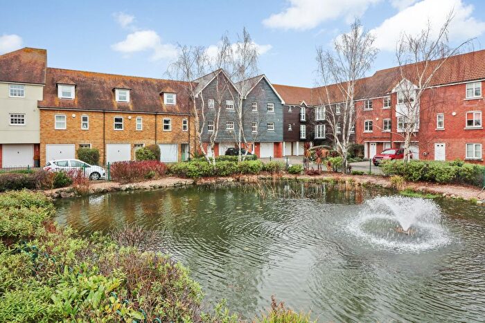 2 Bedroom Flat For Sale In Willowbank, Sandwich, Kent, CT13