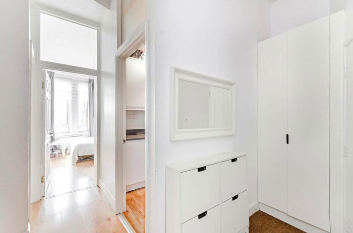 2 Bedroom Flat To Rent In Balham High Road, Balham, London, SW12