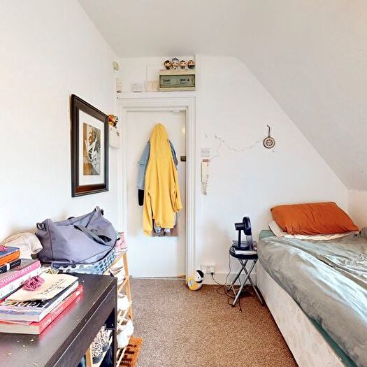 Studio To Rent In Golders Green Road, London, NW11