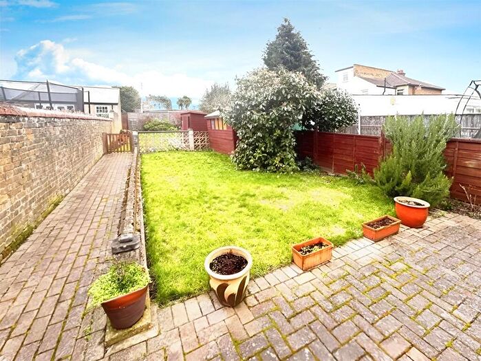 2 Bedroom Flat For Sale In Douglas Road, Surbiton, KT6