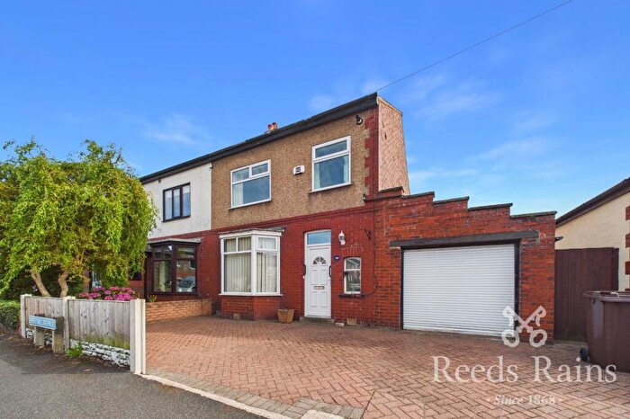 3 Bedroom Semi-Detached House For Sale In Bristol Avenue, Farington, Leyland, Lancashire, PR25