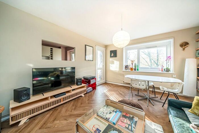 3 Bedroom Flat To Rent In High Trees, Brixton, SW2