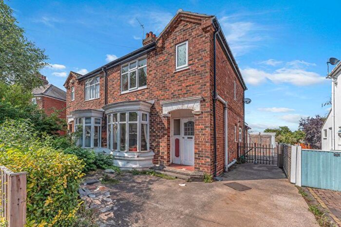 3 Bedroom Semi-Detached House For Sale In Gloucester Avenue, Grimsby, DN34