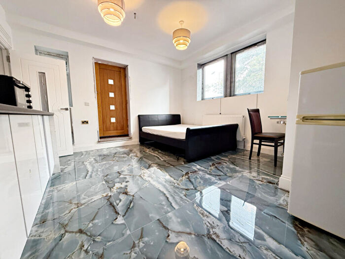 Studio To Rent In Richings Way, Iver, SL0