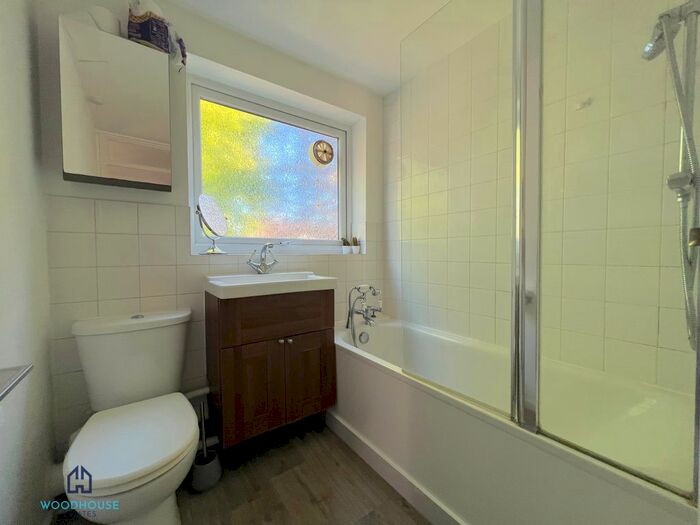 2 Bedroom Flat To Rent In The Ridgeway, Enfield, EN2