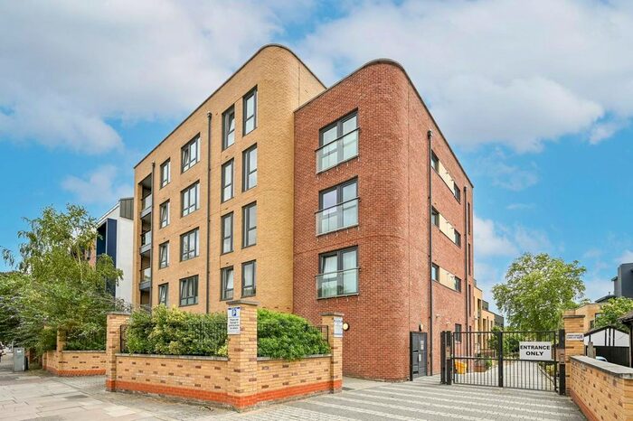 3 Bedroom Flat To Rent In London Road, Isleworth, TW7