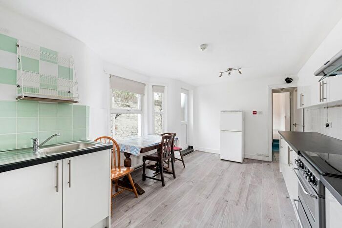 2 Bedroom Flat To Rent In Percy Road, Shepherd's Bush, London, W12