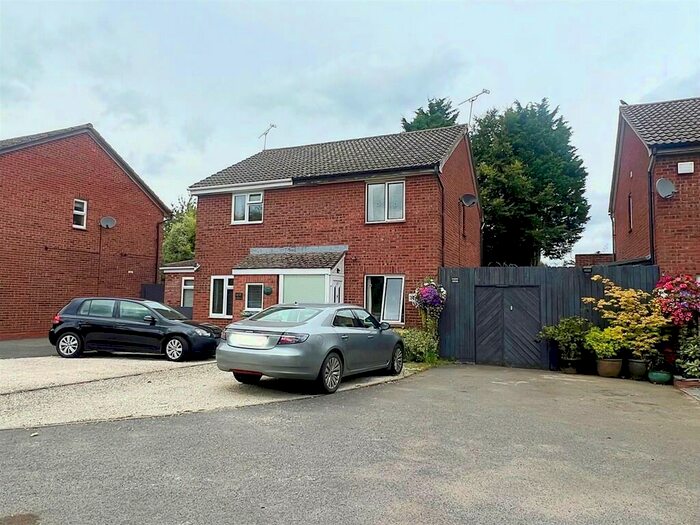 3 Bedroom Semi-Detached House For Sale In Oak Close, Baginton, Coventry, CV8