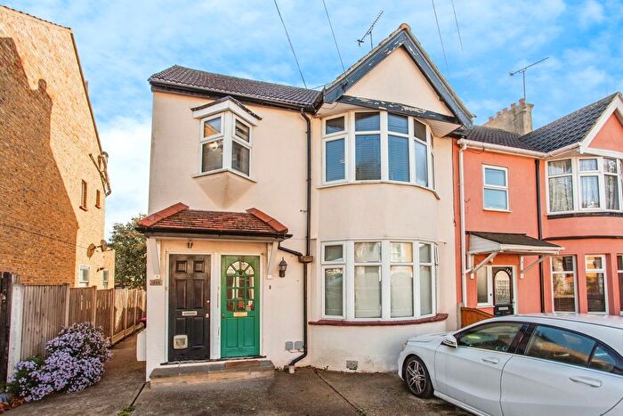 1 Bedroom Flat For Sale In Southsea Avenue, Leigh-On-Sea, Essex, SS9