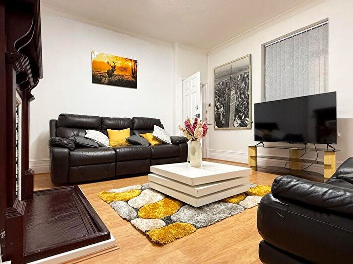 3 Bedroom House To Rent In Railway Terrace, Bradford, West Yorkshire, BD12