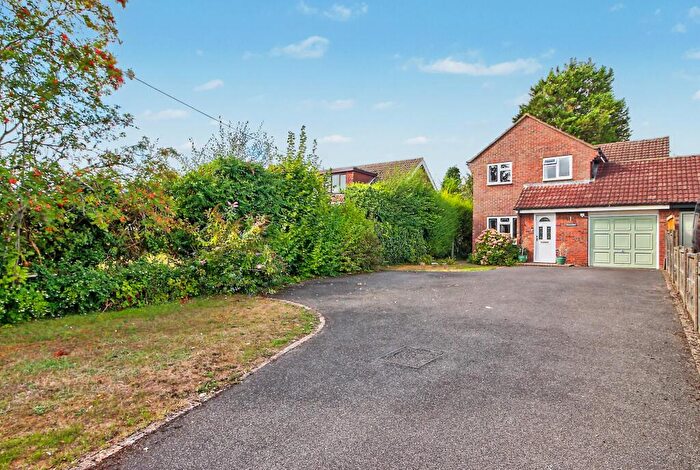 4 Bedroom Link Detached House For Sale In Wayside Road, Basingstoke, RG23