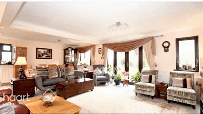 5 Bedroom Detached House For Sale In Hart Hill Lane, Luton, LU2