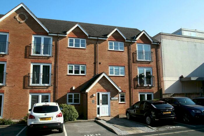 2 Bedroom Flat To Rent In Blackthorn Road, Ilkley, West Yorkshire, LS29