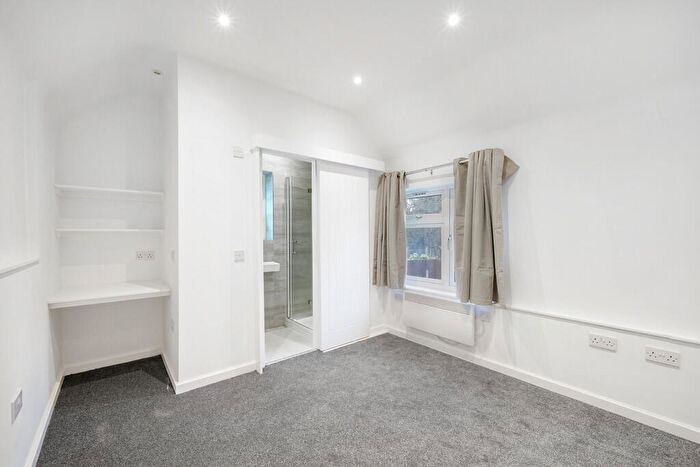 2 Bedroom Apartment To Rent In Woodhouse Road, London, N12