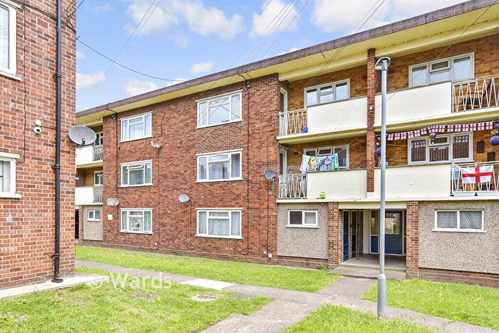2 Bedroom Flat For Sale In Gravel Walk, Rochester, Kent, ME1
