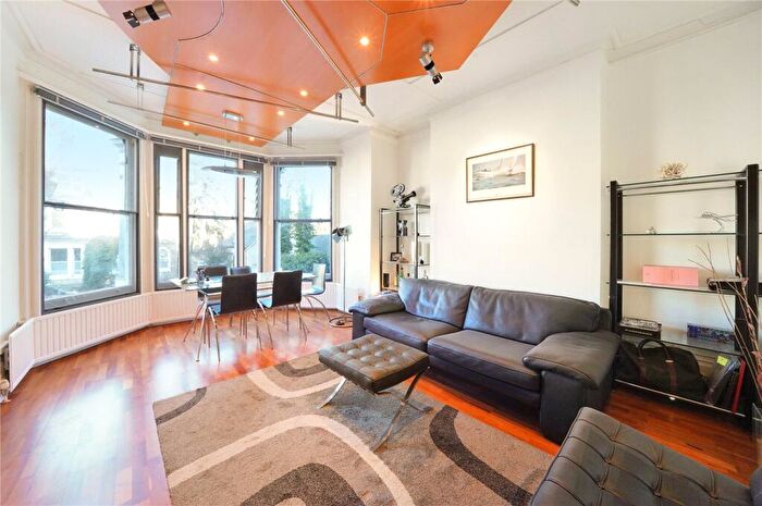 2 Bedroom Apartment For Sale In Hampstead Lane, London, N6