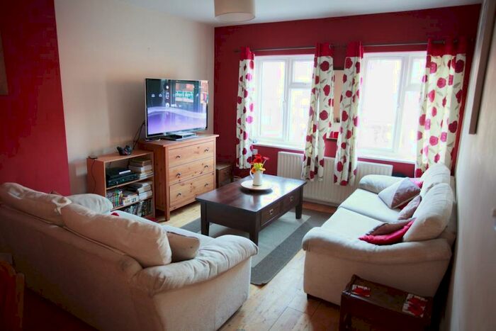 3 Bedroom Apartment To Rent In The Broadway, Tolworth, KT6