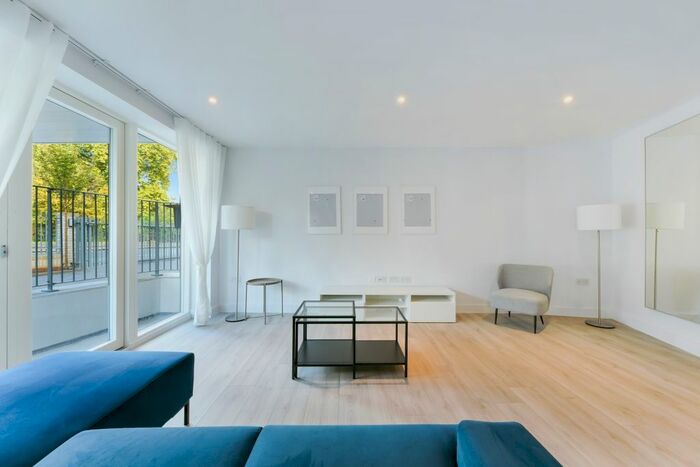 2 Bedroom Flat To Rent In Red Post Hill, London, SE24