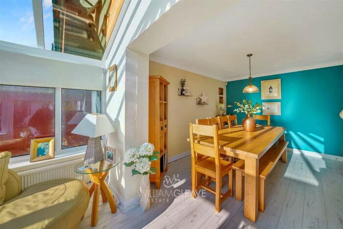 4 Bedroom Detached House For Sale In Parc Issa, Bryn-Y-Baal, CH7