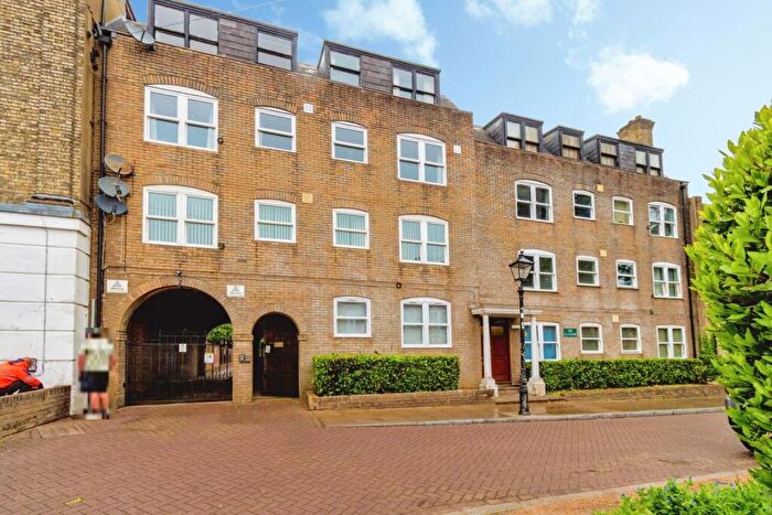 2 Bedroom Flat For Sale In Cranbury Terrace, Southampton, Hampshire, SO14