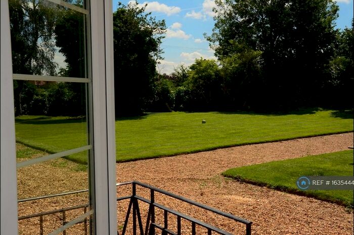 2 Bedroom Flat To Rent In Eastway, Epsom, KT19