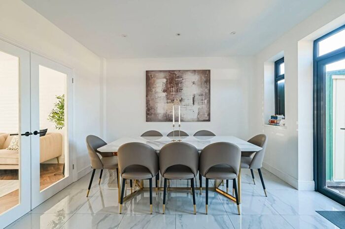 4 Bedroom Property For Sale In Pollard Close, Docklands, London, E16