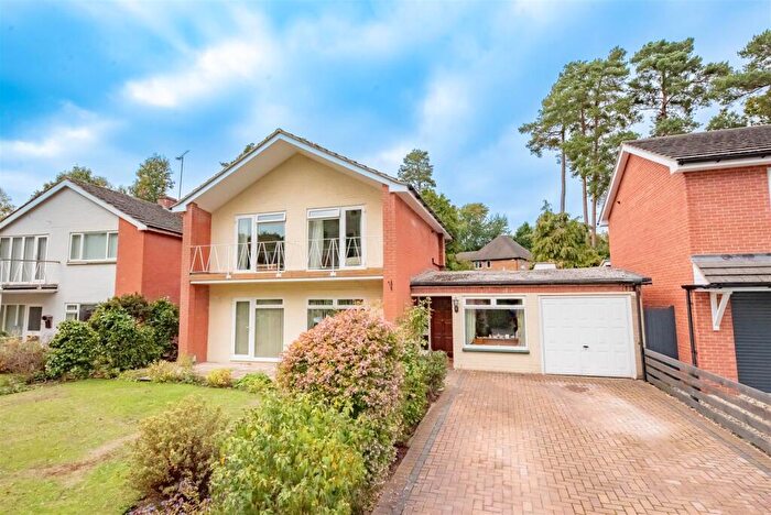 4 Bedroom Detached House For Sale In Holly Avenue, Frimley, GU16