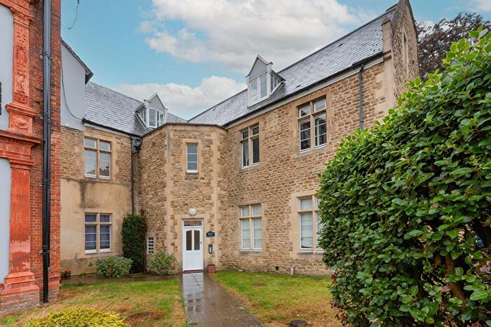 2 Bedroom Flat For Sale In Bennett Crescent, Cowley, OX4